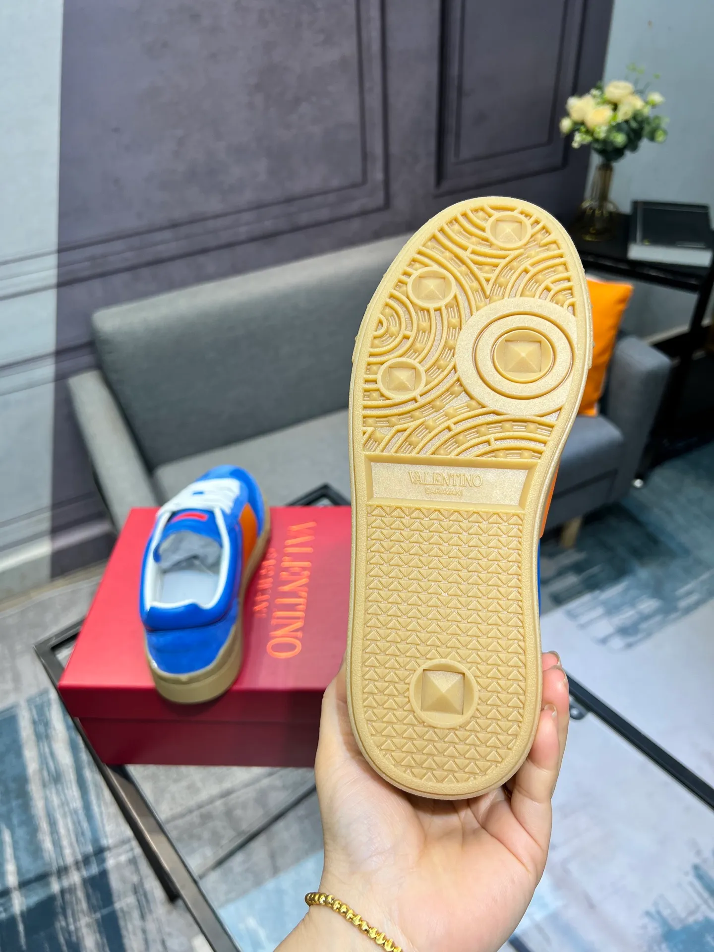 Men's shoes 💰620 👉🌹🌹VALENTINO counter synchronized new low-top casual sports shoes 👍Professional and high-end, perfect replica, first-class quality! 👍All made of original 1:1 materials, exclusive mold opening! 👍High mercerized cowhide fabric 👍TPU outsole, comfortable and wear-resistant, brand injection insole, 👍Full set of high-end counter packaging 👍All details are customized with 1:1 mold, striving for perfection! 👍Couple style female 35-41, male 38-46 (female 41, male 45 46 customized)